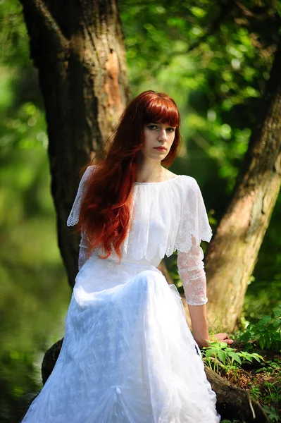 Meisje in witte jurk — Stockfoto