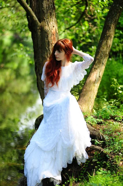 Κορίτσι με λευκό φόρεμα — Φωτογραφία Αρχείου