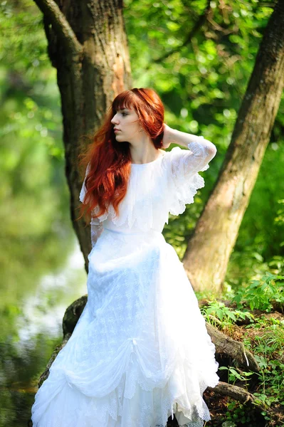Dívka v bílých šatech — Stock fotografie