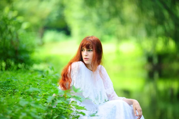 Nő fehér ruhában — Stock Fotó