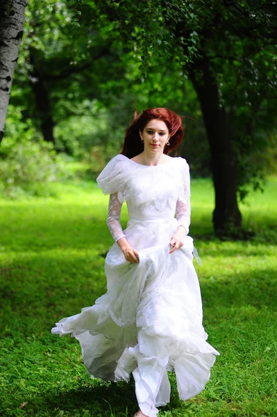 Flicka i vit klänning — Stockfoto