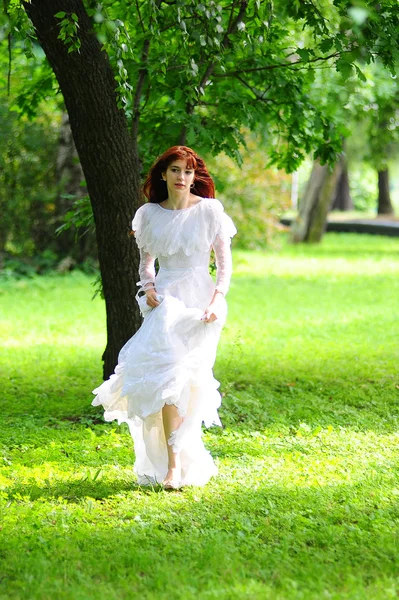 Жінка в білій сукні — стокове фото