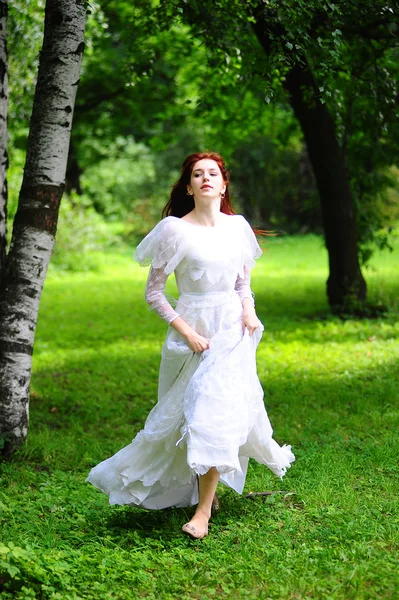 Femme en robe blanche — Photo