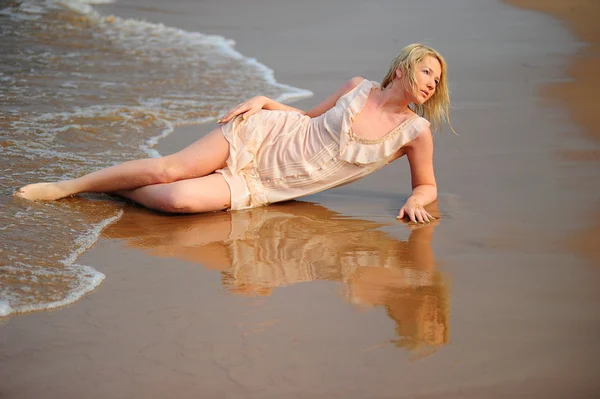 ओले ड्रेस समुद्रकिनारी स्त्री — स्टॉक फोटो, इमेज