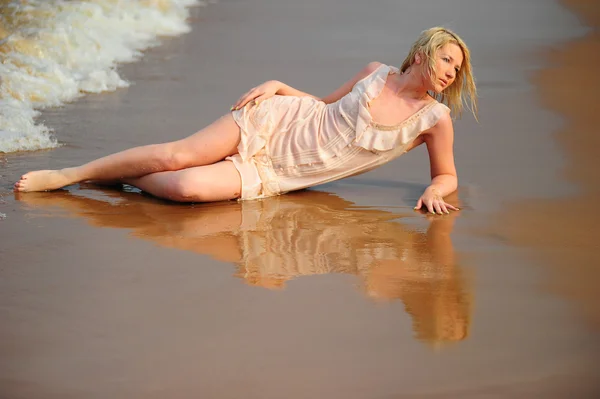Nasses Kleid Frau am Meer — Stockfoto