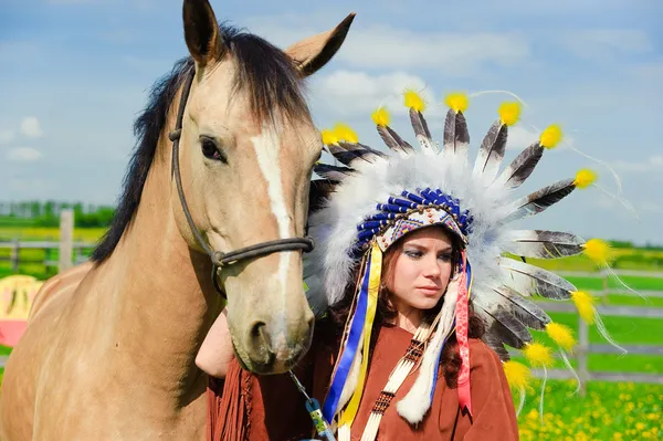 A menina com um cavalo — Fotografia de Stock