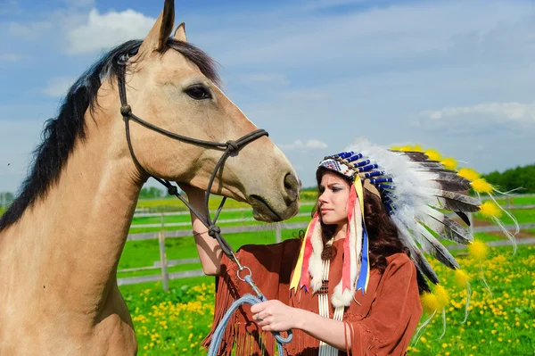 La fille avec un cheval — Photo