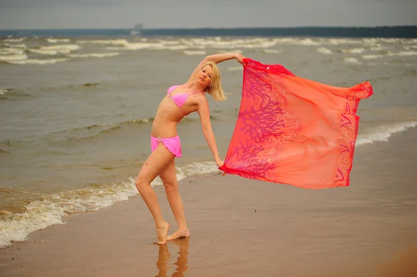 Дівчина танцює на березі — стокове фото