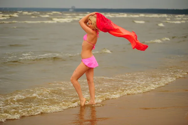 La ragazza che balla a riva — Foto Stock