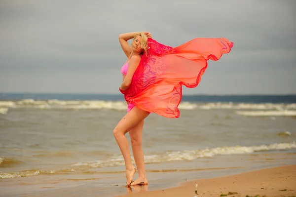 A lány tánc partra — Stock Fotó