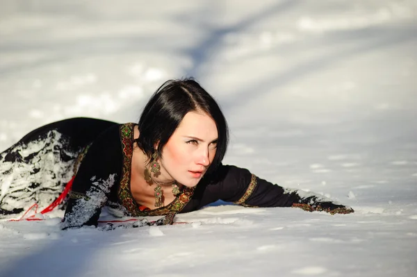 Девушка лежит на снегу — стоковое фото