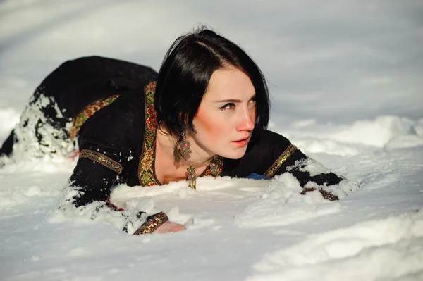 Κοπέλα ψέματα στο χιόνι — Φωτογραφία Αρχείου