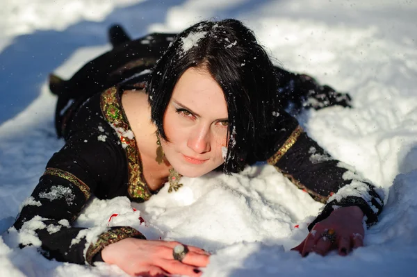 Дівчина лежить на снігу — стокове фото