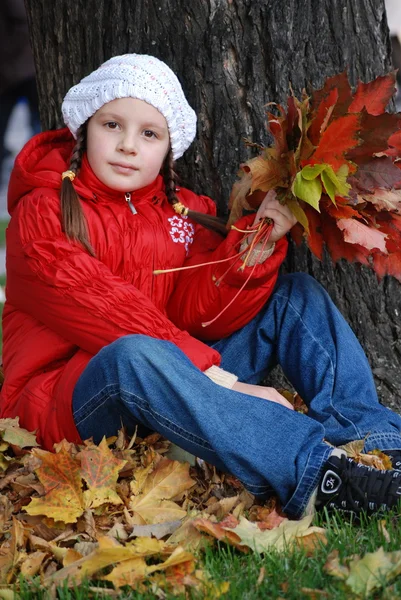 Little girl in an autumn park — Stock Photo, Image