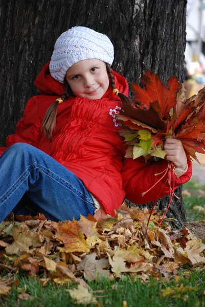 Sonbahar bir park, küçük kız — Stok fotoğraf