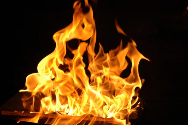 Oheň na tmavém pozadí — Stock fotografie