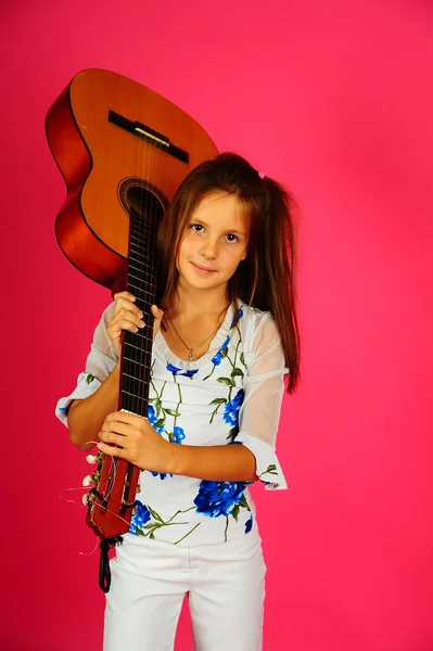 Bir gitar ile kız — Stok fotoğraf