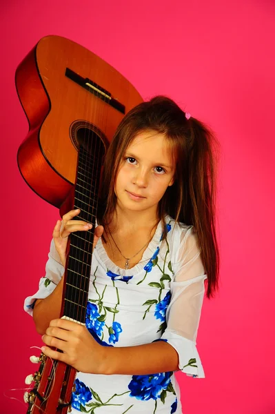 Bir gitar ile kız — Stok fotoğraf