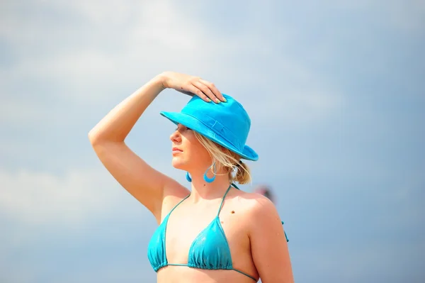 Blondin i en blå hatt — Stockfoto