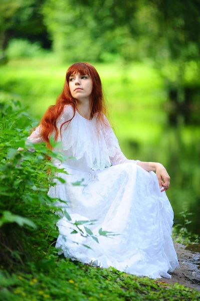Kızıl saçlı güzel kadın — Stok fotoğraf