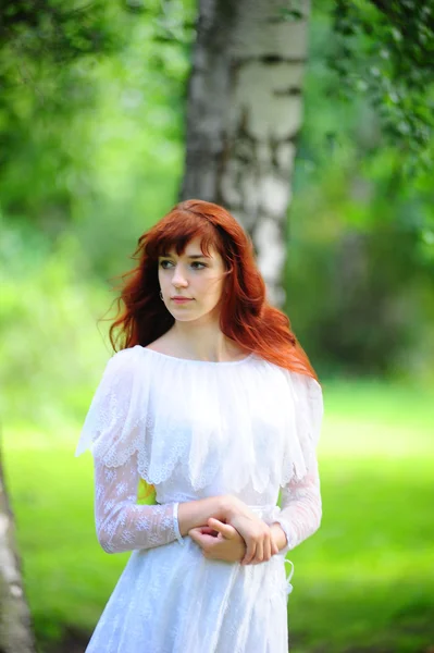Девушка с длинными рыжими волосами — стоковое фото