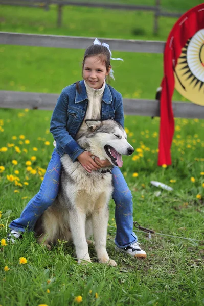 개를 키우는 소녀 — 스톡 사진