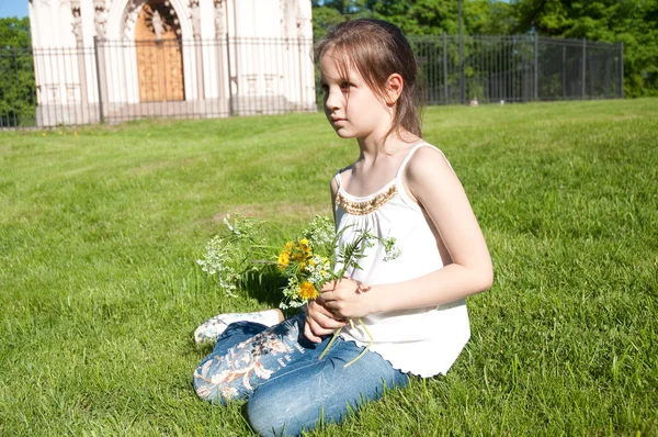 Petite fille au bouquet de fleurs des champs — Photo