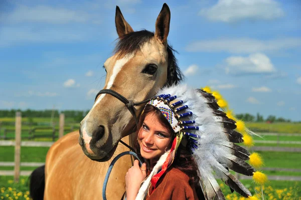 Bir at ile kız — Stok fotoğraf