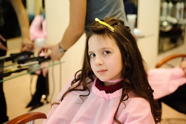 Den lilla flickan som gör en frisörsal — Stockfoto