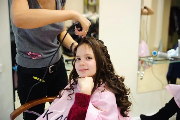 Den lilla flickan som gör en frisörsal — Stockfoto