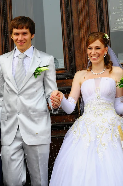 Bruid en bruidegom komen — Stockfoto