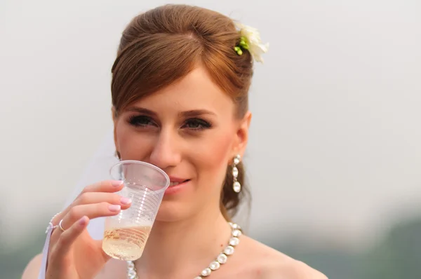 Bruid met champagne — Stockfoto