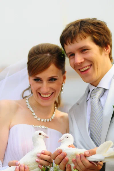 Duvor och nyligen gift par — Stockfoto