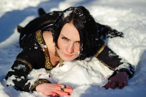 Mädchen liegt im Schnee — Stockfoto