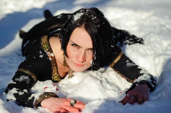 A hó lány fekszik — Stock Fotó