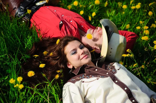잔디에 누워 행복 한 커플 — 스톡 사진
