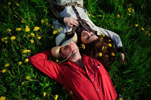 幸せなカップル、草の上に横たわる — ストック写真