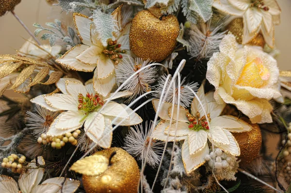 黄金のリンゴと白い花 フラワーアレンジメント — ストック写真