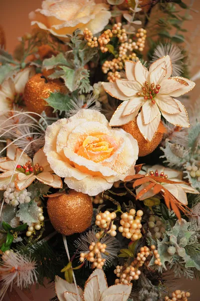 stock image Floral Arrangement with white flowers, roses, and golden apples