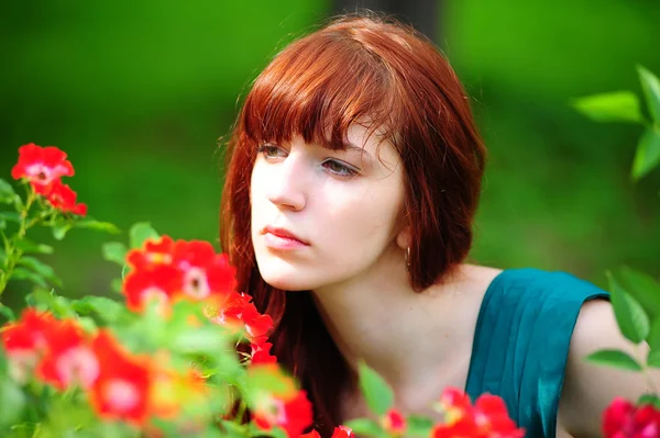 Woman in garden of roses — Stock Photo, Image
