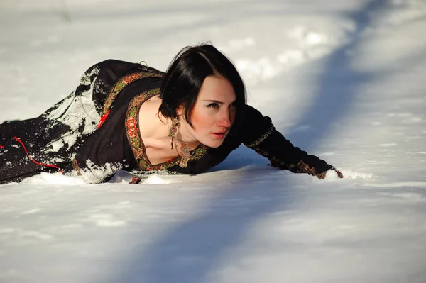 Chica se encuentra en la nieve — Foto de Stock