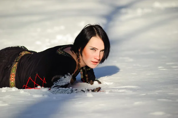 一个女孩躺在雪地上的图片 — 图库照片