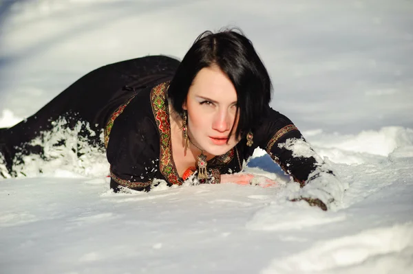 Chica se encuentra en la nieve — Foto de Stock