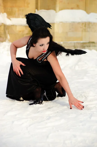 翼を持つ黒の天使の形で美しい女性 — ストック写真