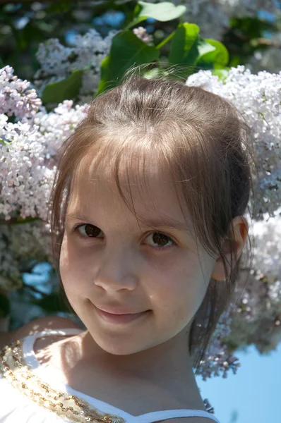 Menina sorridente contra lilás — Fotografia de Stock