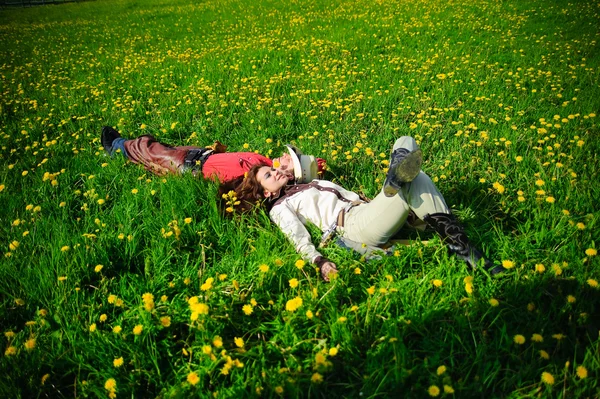 躺在草地上对快乐的夫妻 — 图库照片