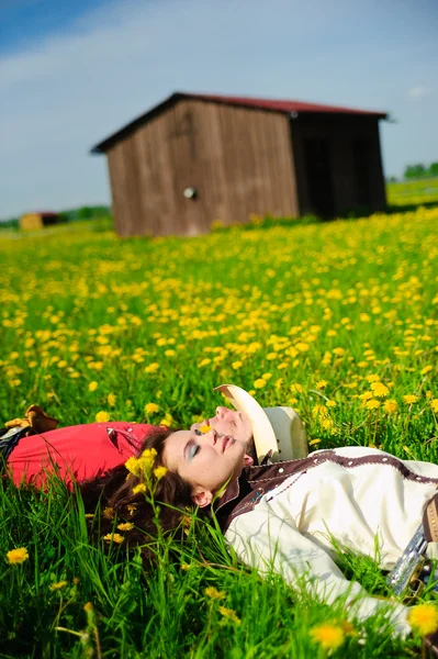 Счастливая пара, лежащая на траве — стоковое фото