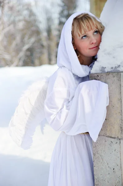 Dziewczyna Białym Stroju Skrzydłami Anioła — Zdjęcie stockowe