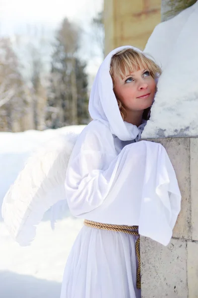 身着白色带翅膀的天使女孩 — 图库照片