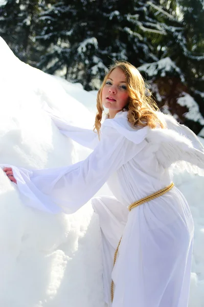 Het Meisje Een Witte Kleding Met Vleugels Van Een Engel — Stockfoto